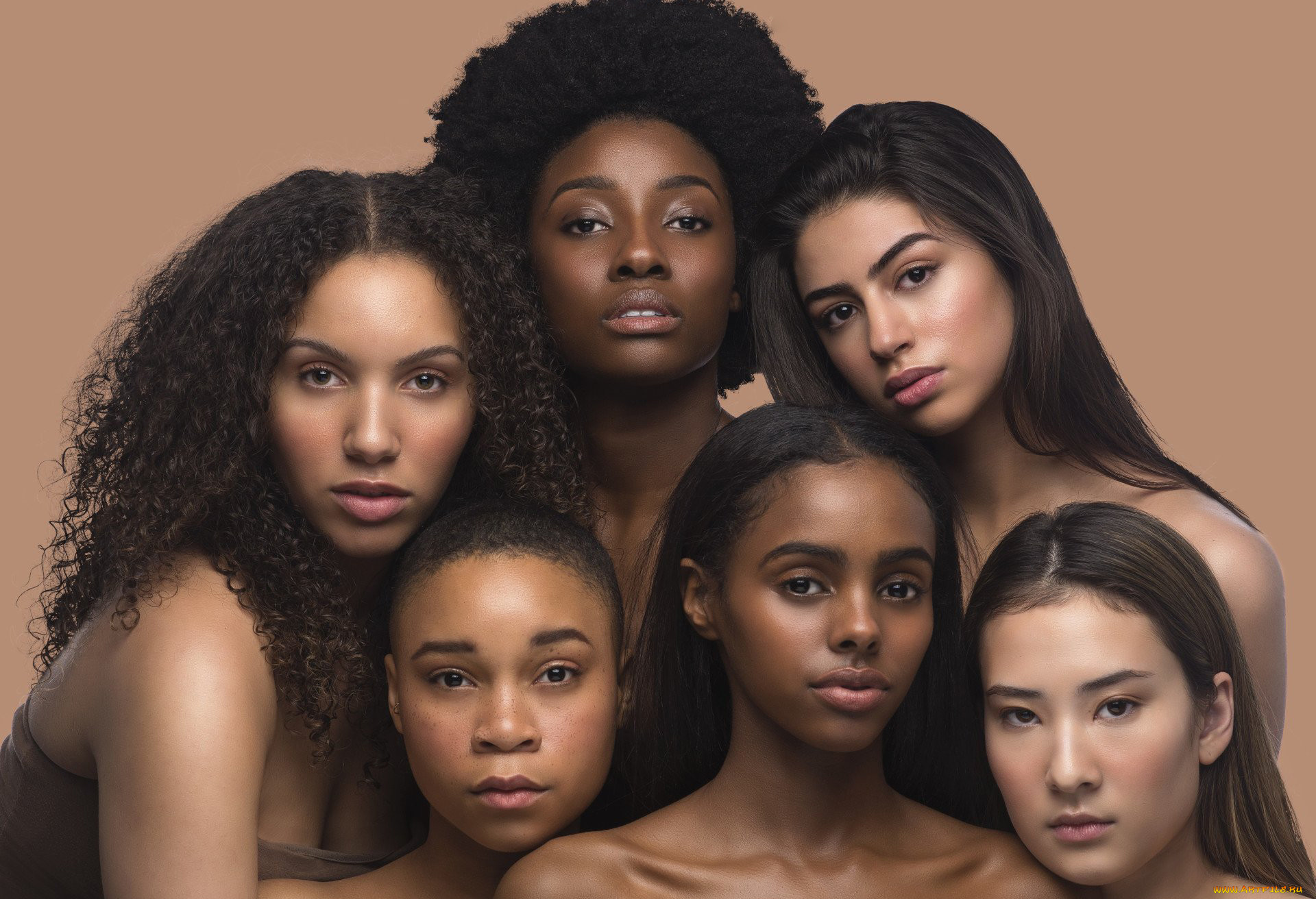 Группа мулаток. Темнокожая модель. Девушки этнических групп. Прически темнокожих девушек. Много чернокожих девушек.